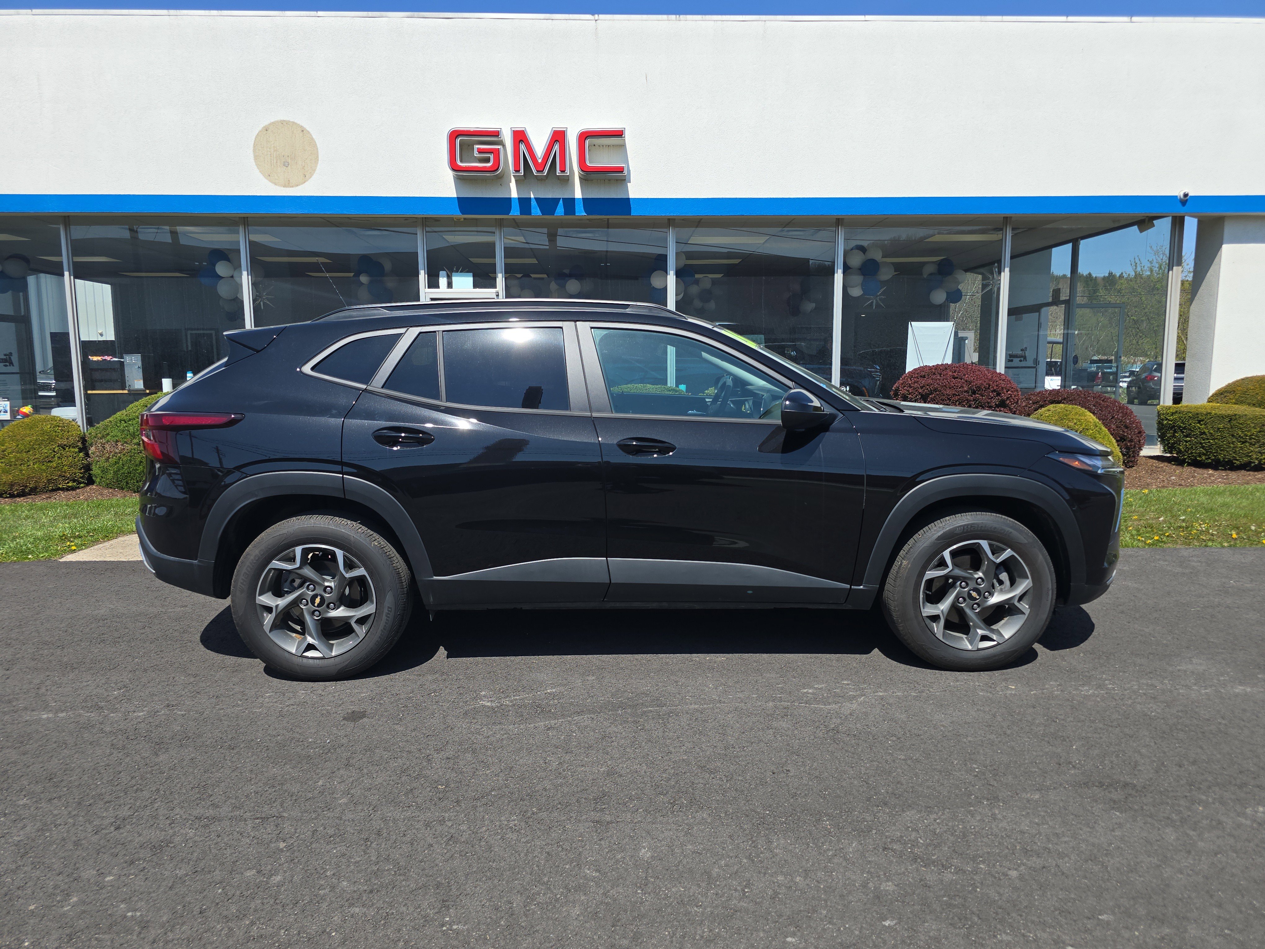 Used 2026 Chevrolet Trax LT w/ Sunroof Package FWD image 2