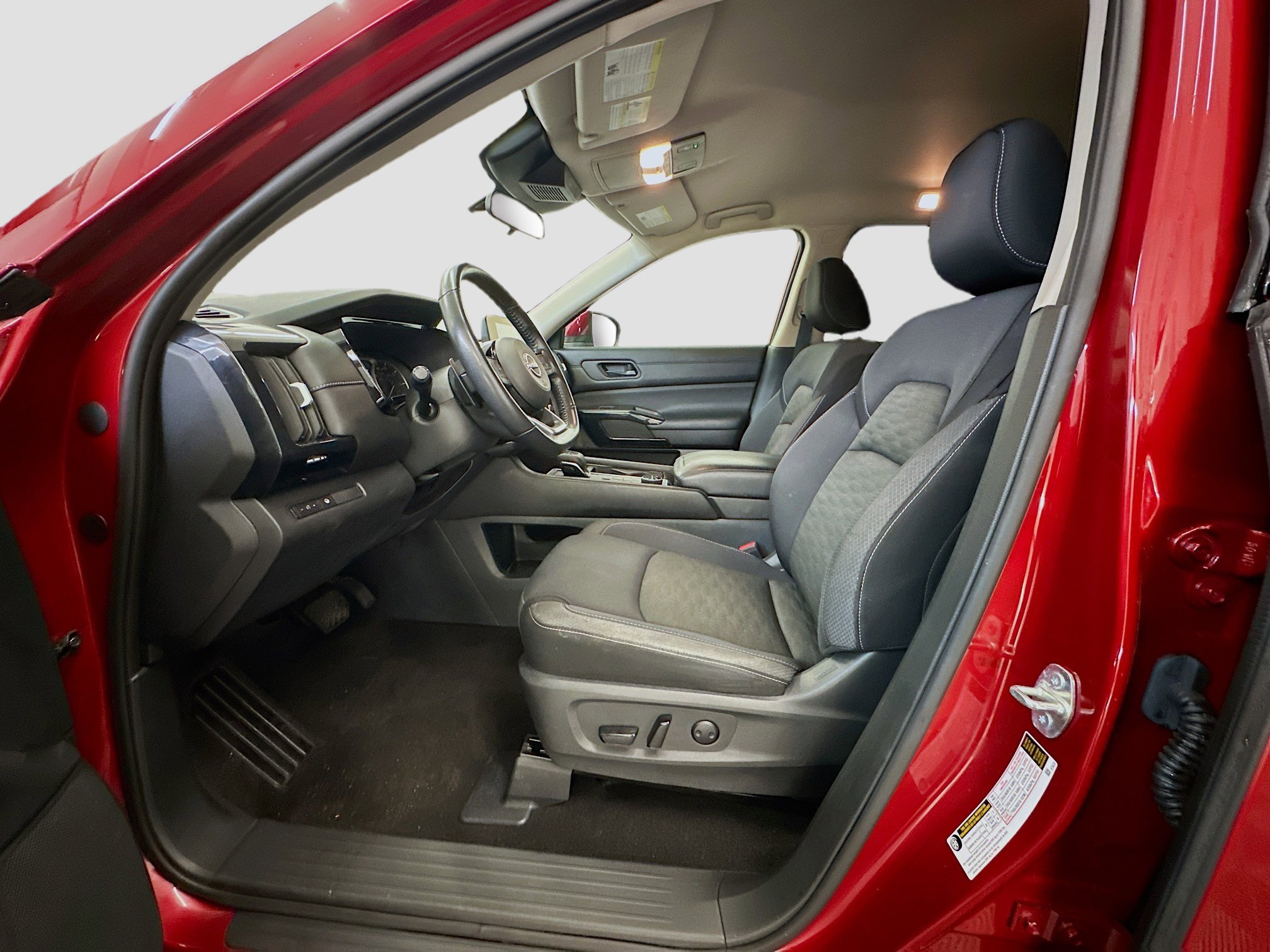 Used 2023 Nissan Pathfinder SV image 13