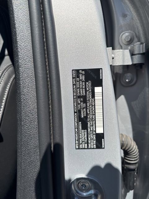 Certified 2025 Volvo XC40 B5 Plus AWD/4WD image 28