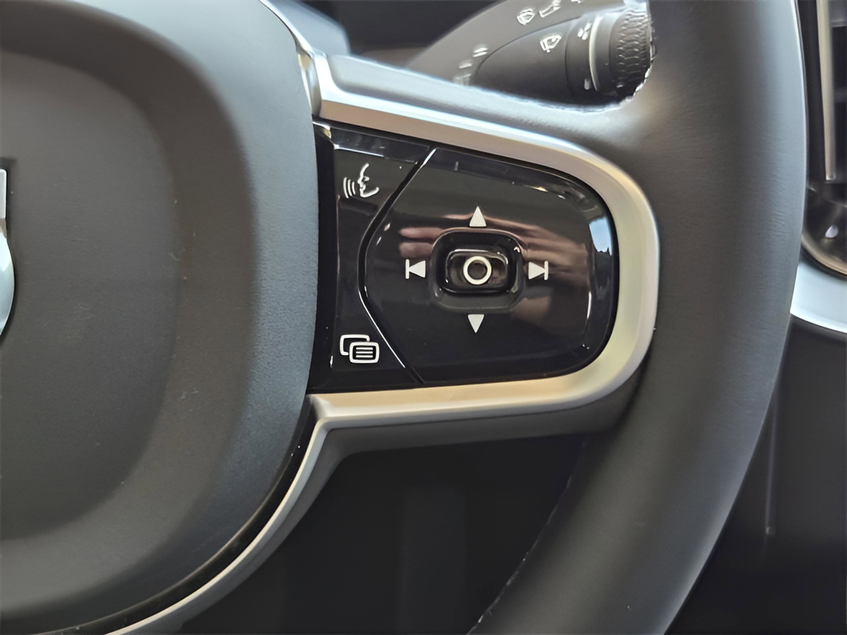 Used 2025 Volvo XC90 B6 Core w/ Protection Package image 25