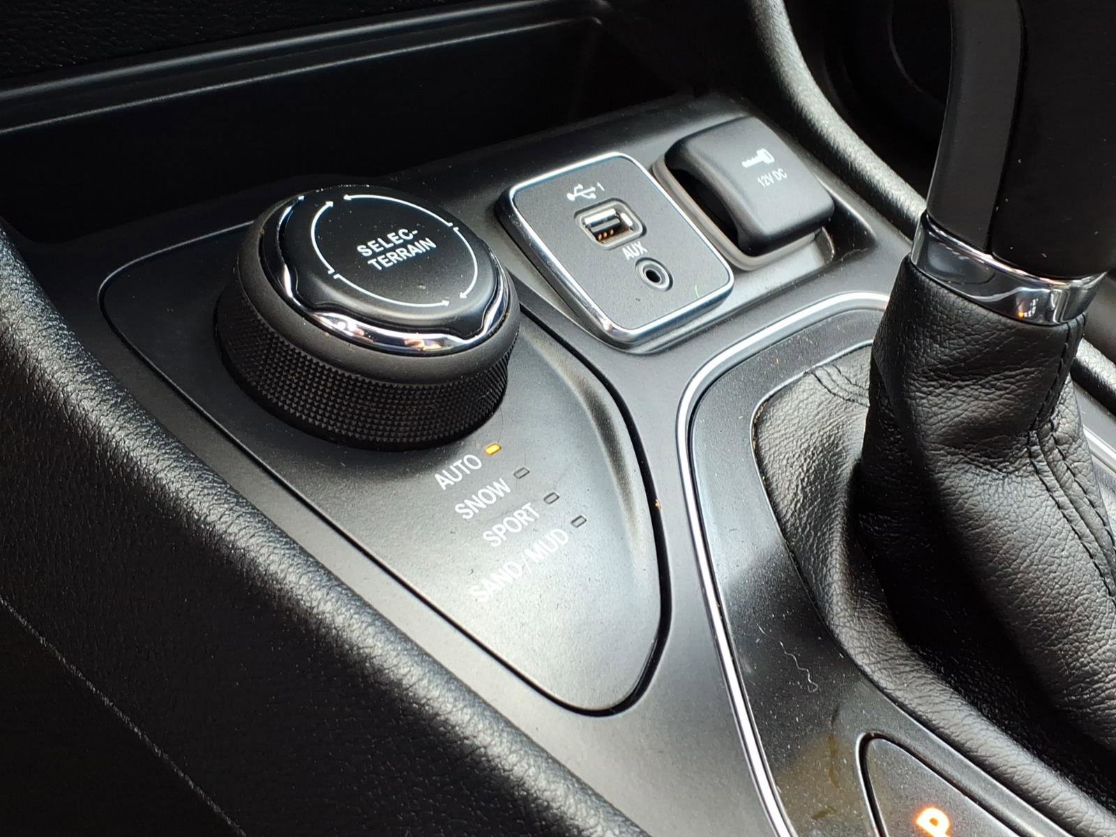 Used 2022 Jeep Cherokee Limited AWD/4WD image 16