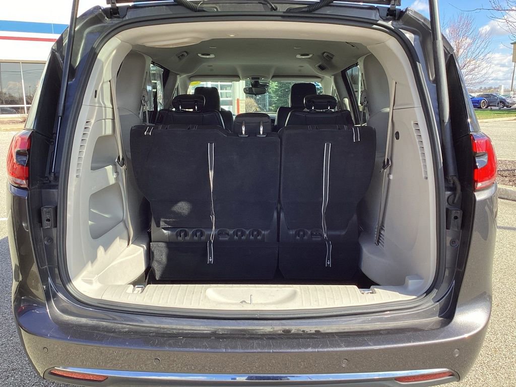 Used 2023 Chrysler Pacifica Touring-L FWD image 13