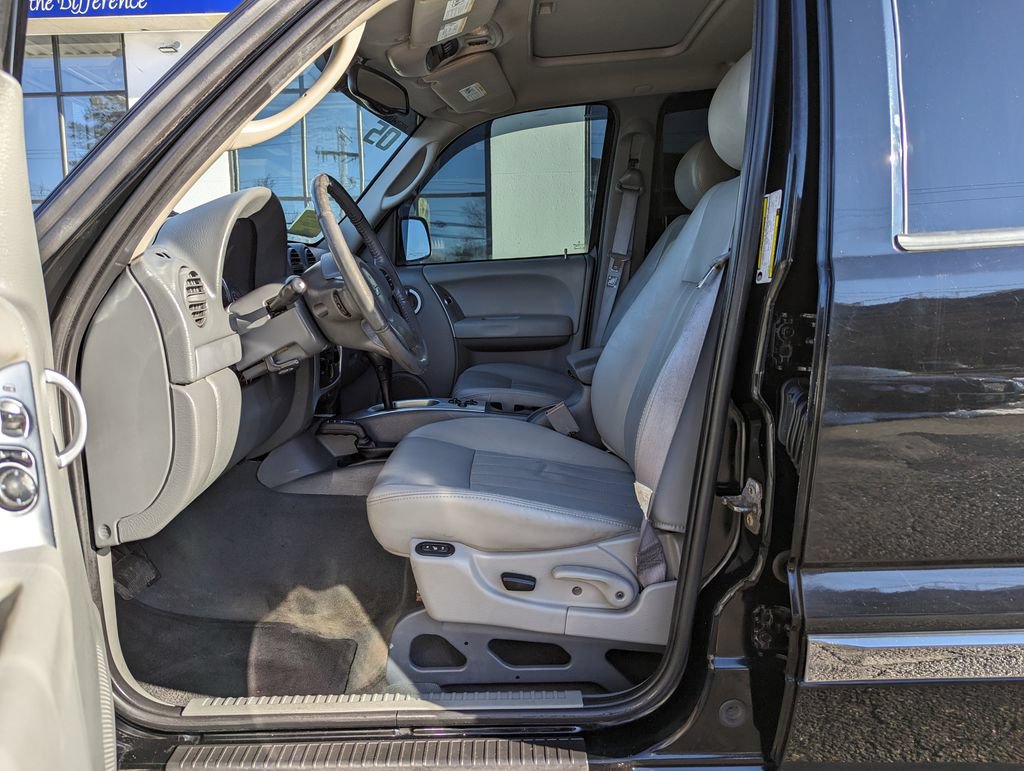 Used 2005 Jeep Liberty Limited AWD/4WD image 12