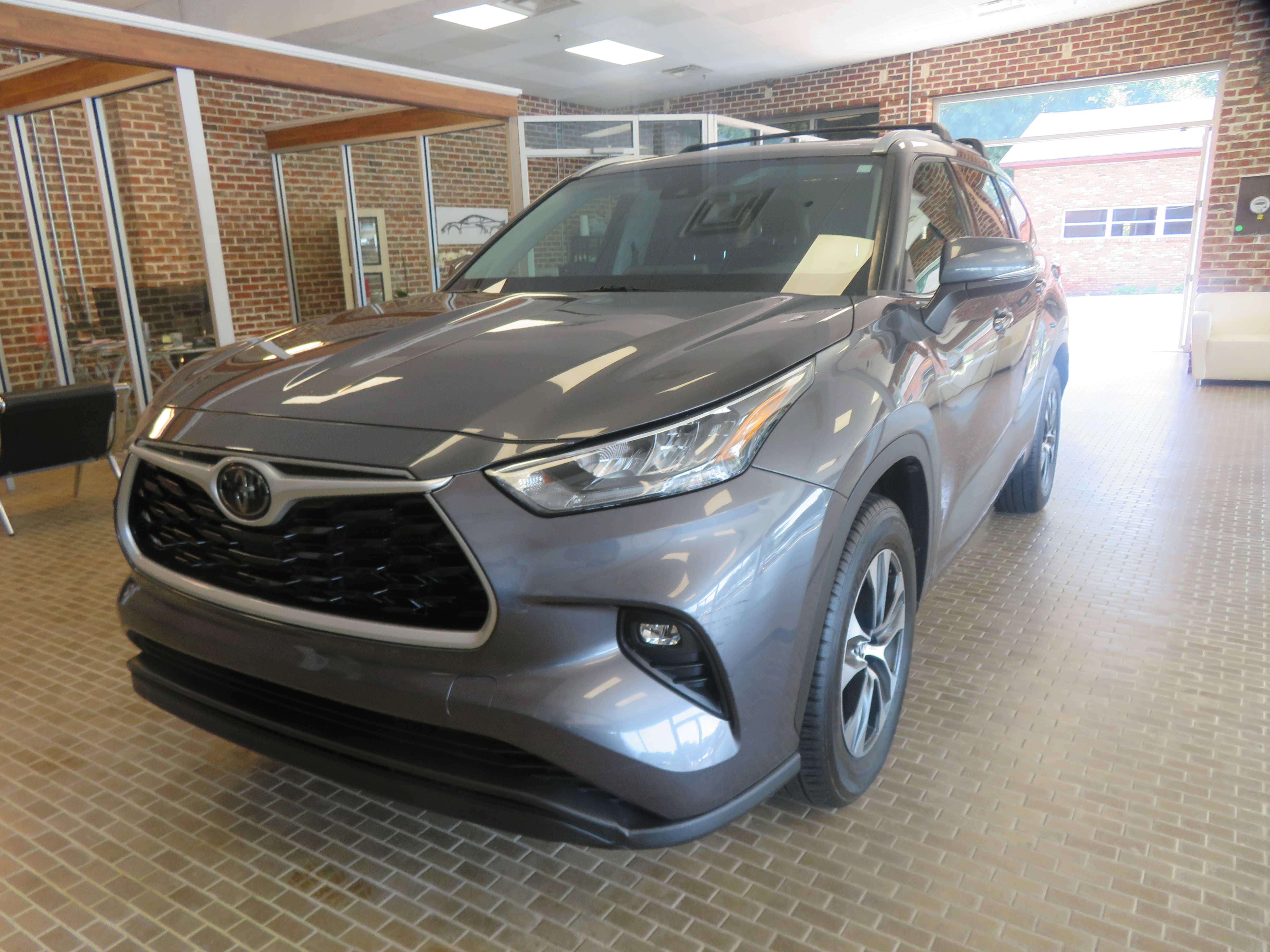 Used 2020 Toyota Highlander XLE FWD image 1