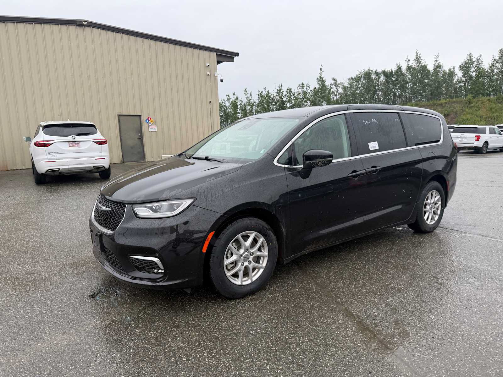 Used 2023 Chrysler Pacifica Touring-L FWD image 3