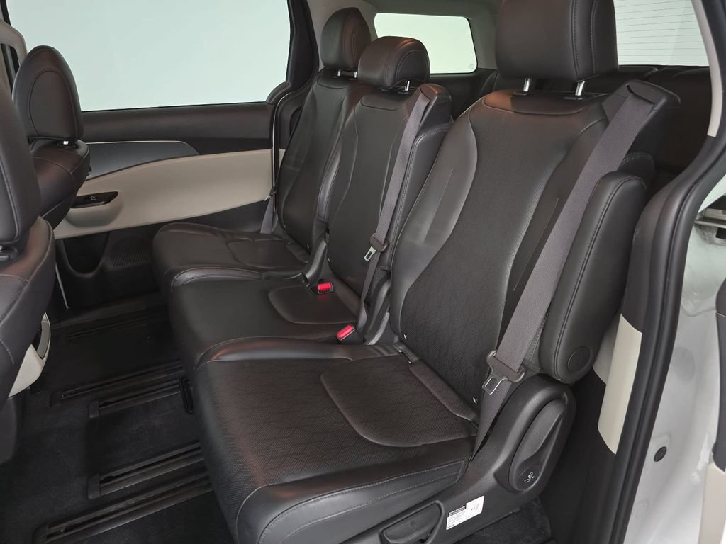 Used 2022 Kia Carnival LX FWD image 24
