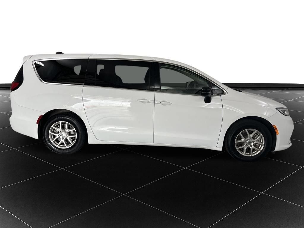 Used 2024 Chrysler Pacifica Touring-L FWD image 6
