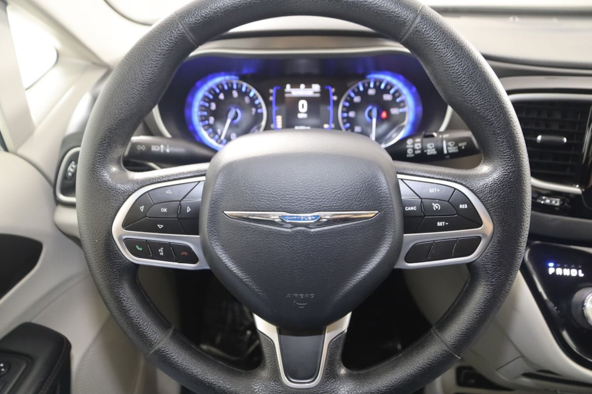 Used 2020 Chrysler Pacifica Touring FWD image 36