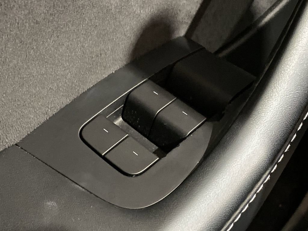 Used 2023 Tesla Model Y Performance image 9