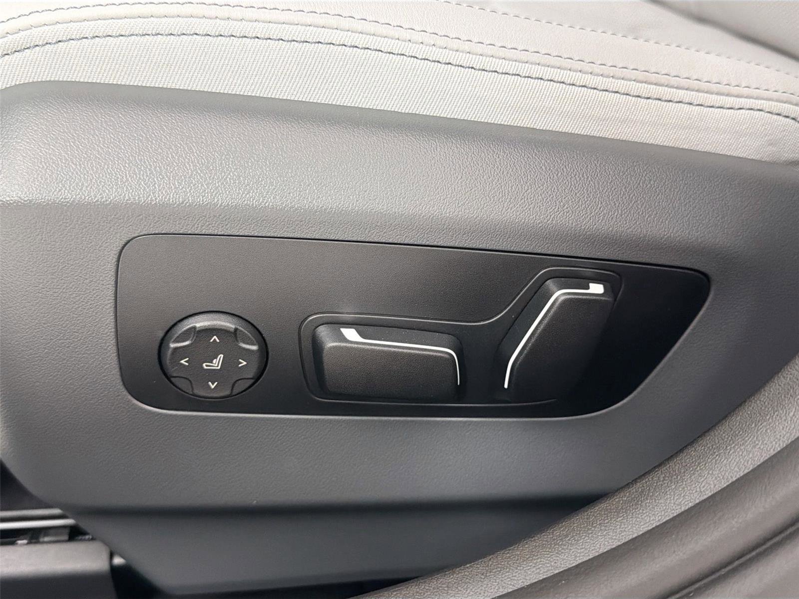 New 2026 BMW 550e xDrive w/ Executive Package image 19