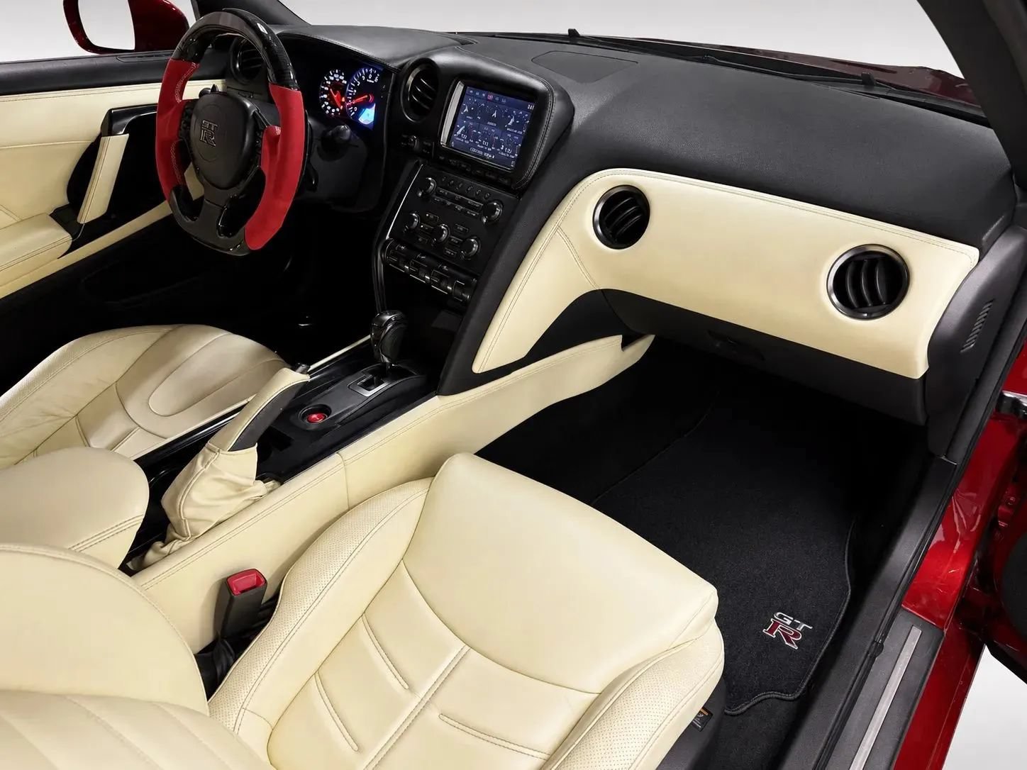 Used 2015 Nissan GT-R Premium AWD/4WD image 14
