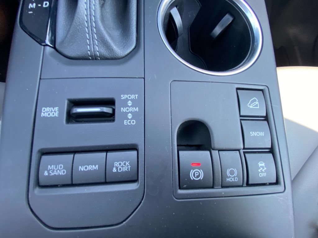 Used 2024 Toyota Highlander XLE AWD/4WD image 21