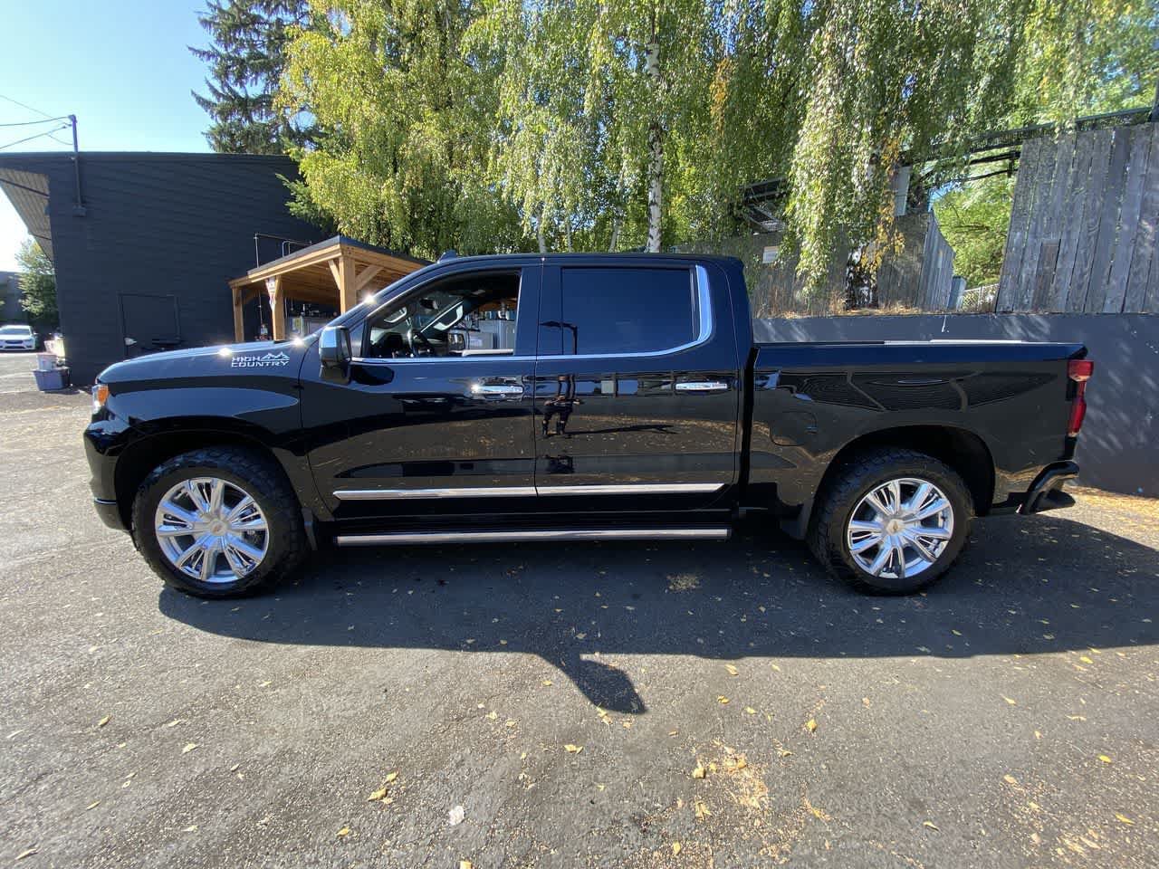 Used 2022 Chevrolet Silverado 1500 High Country w/ Technology Package AWD/4WD image 3