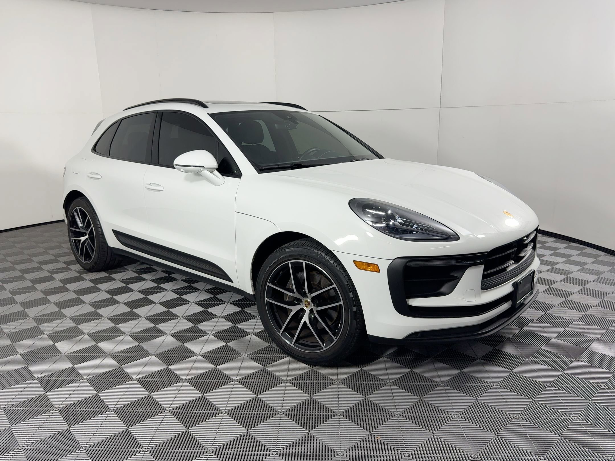 Certified 2024 Porsche Macan image 7
