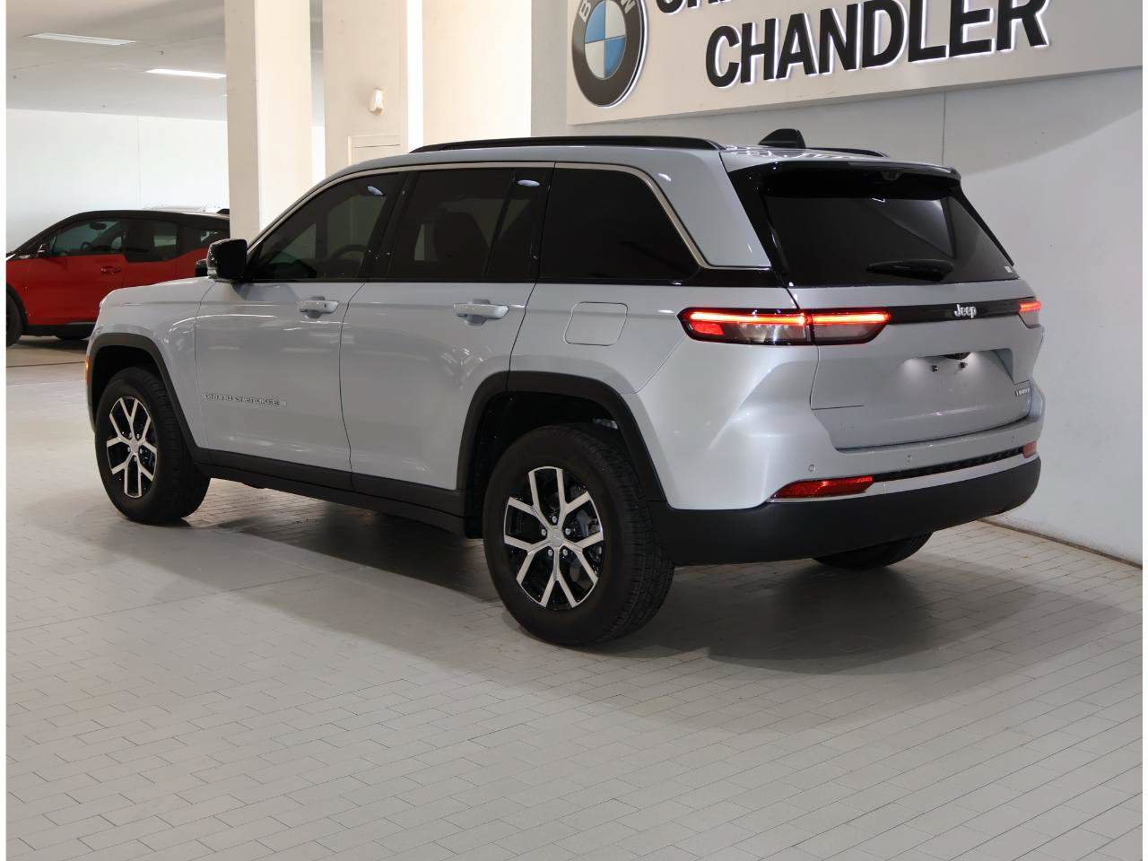 Used 2025 Jeep Grand Cherokee Limited w/ Luxury Tech Group II RWD image 5