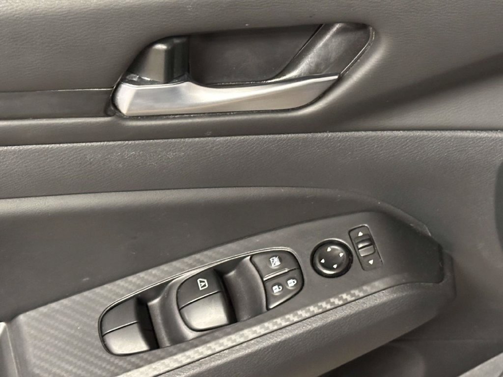 Used 2025 Nissan Altima 2.5 SV FWD image 11