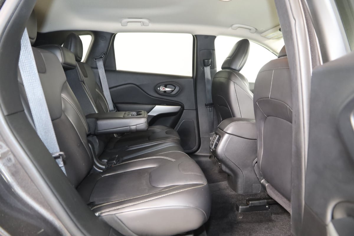 Used 2018 Jeep Cherokee Latitude Plus w/ Cold Weather Group FWD image 12