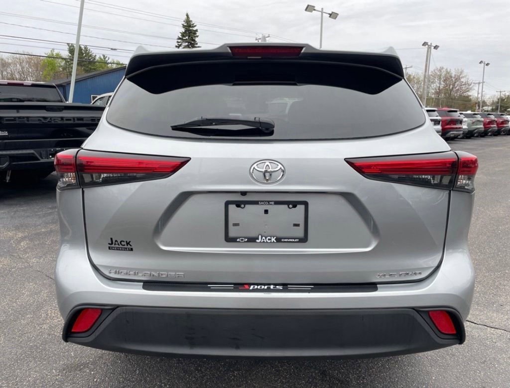 Used 2021 Toyota Highlander XLE AWD/4WD image 6