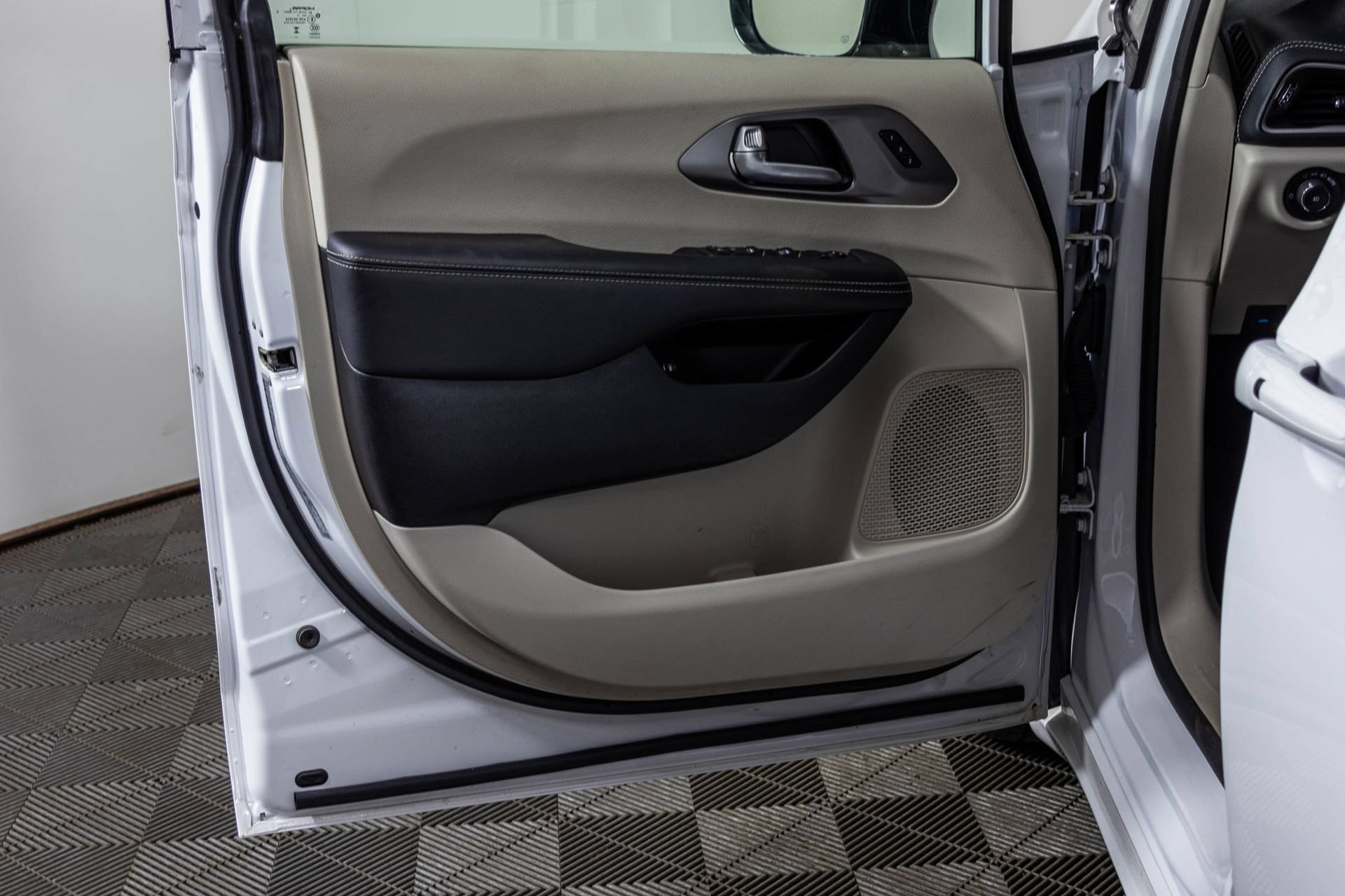Used 2024 Chrysler Pacifica Limited FWD image 36