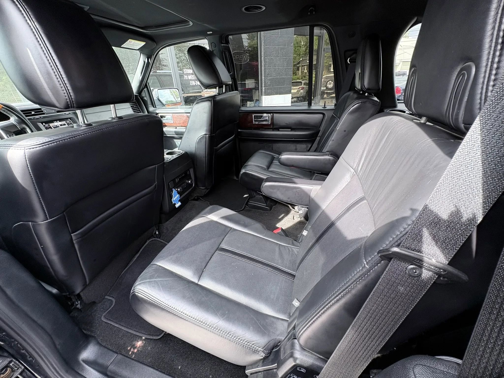 Used 2016 Lincoln Navigator Select image 14