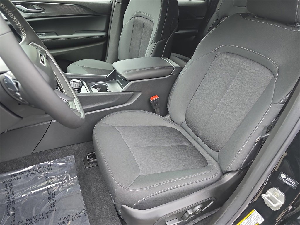 New 2025 Jeep Grand Cherokee Laredo w/ Luxury Tech Group I image 15