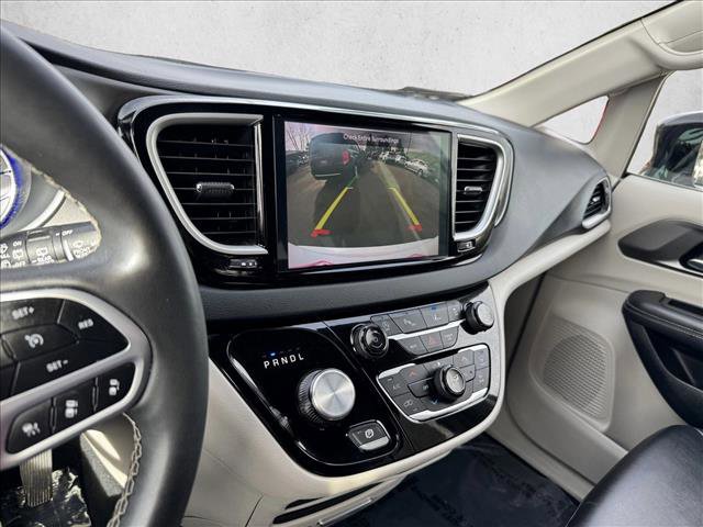Used 2024 Chrysler Pacifica Touring-L image 14