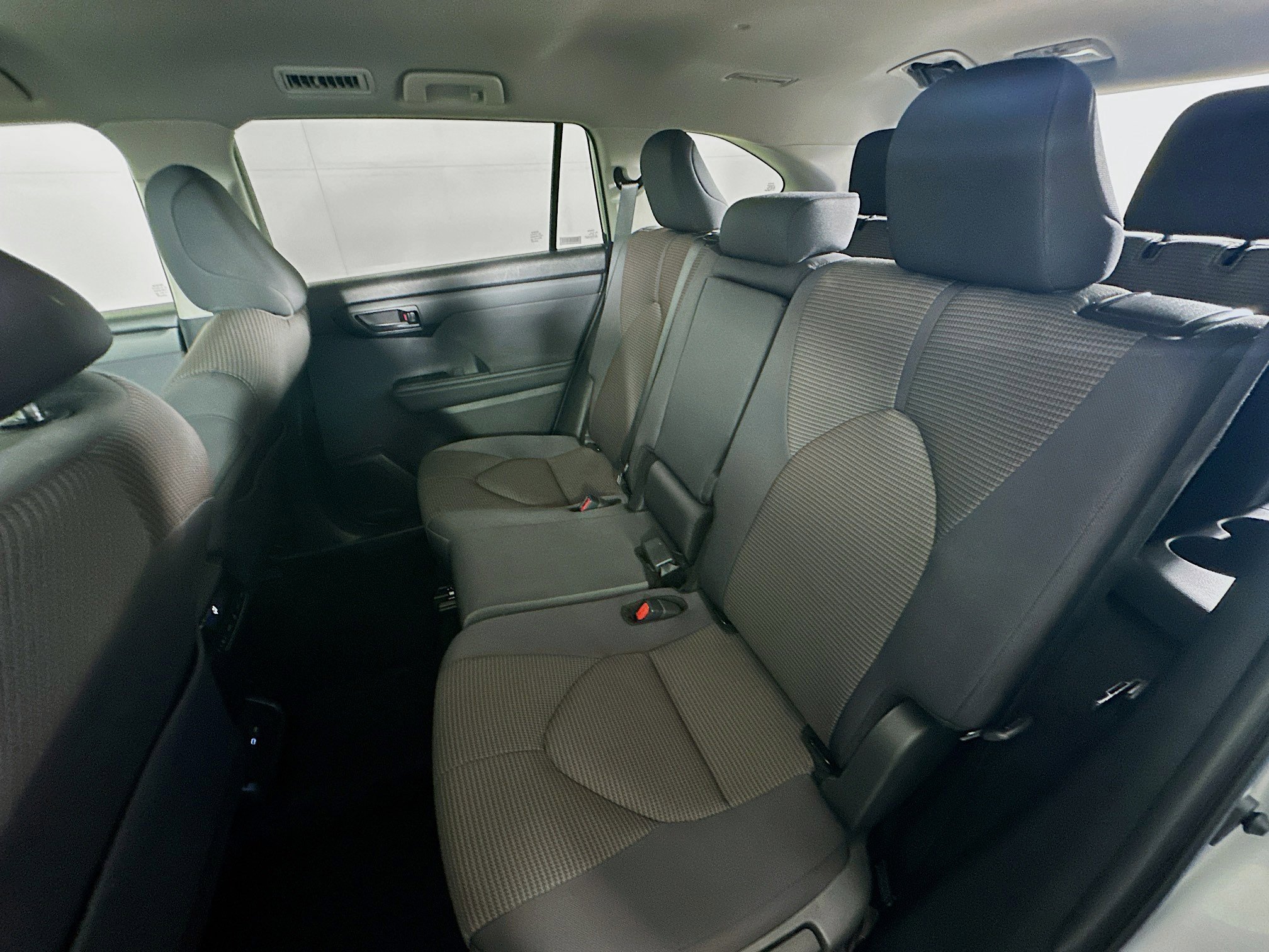 Used 2024 Toyota Highlander LE image 27