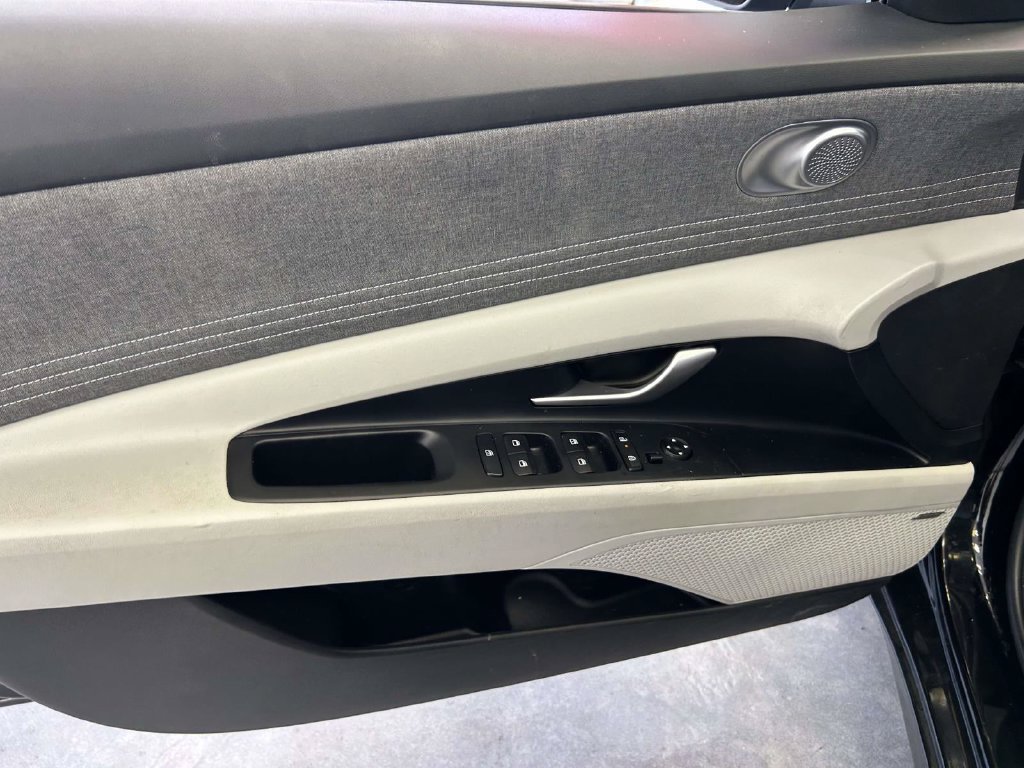 Used 2025 Hyundai Elantra Limited w/ Cargo Package FWD image 16