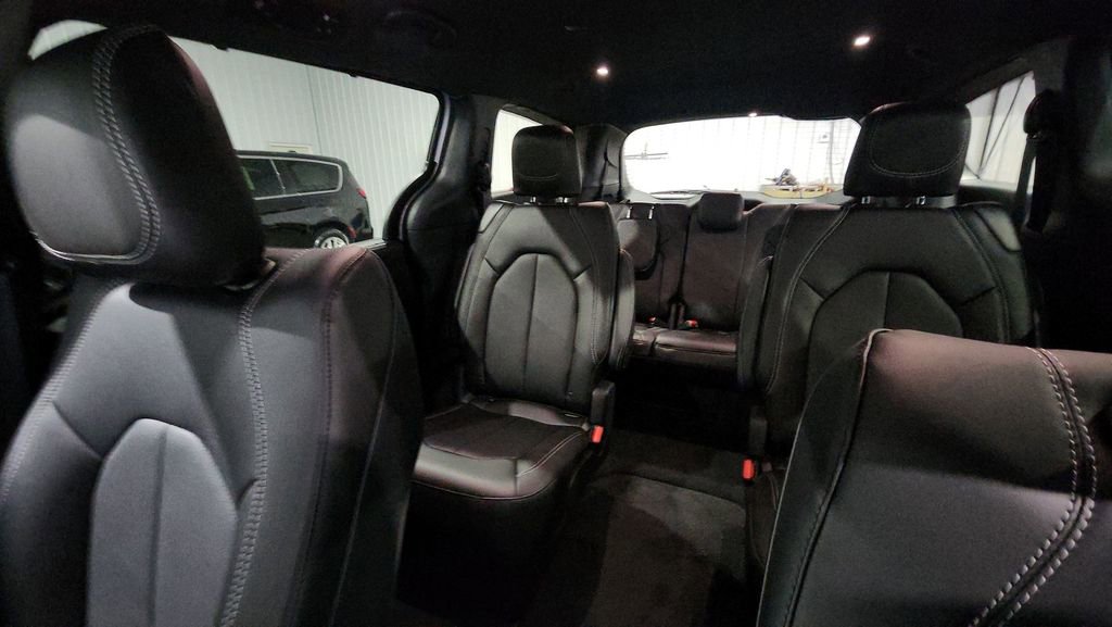 New 2026 Chrysler Pacifica Select AWD/4WD image 25
