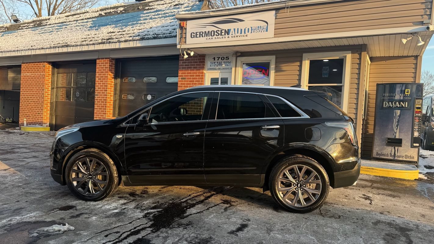 Used 2018 Cadillac XT5 Luxury w/ LPO, Black Ice Package FWD image 2