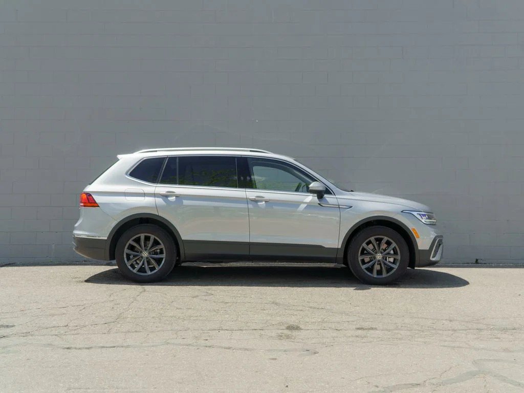 Used 2023 Volkswagen Tiguan SE w/ Panoramic Sunroof Package AWD/4WD image 8