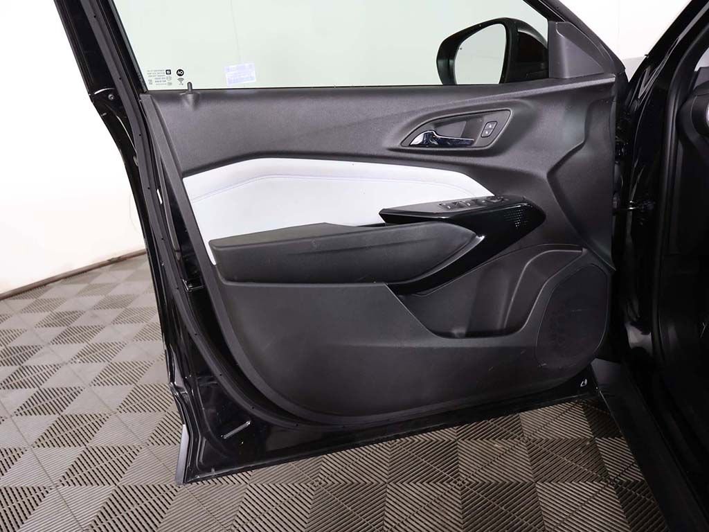 Used 2025 Chevrolet Trax LT w/ Driver Confidence Package FWD image 19