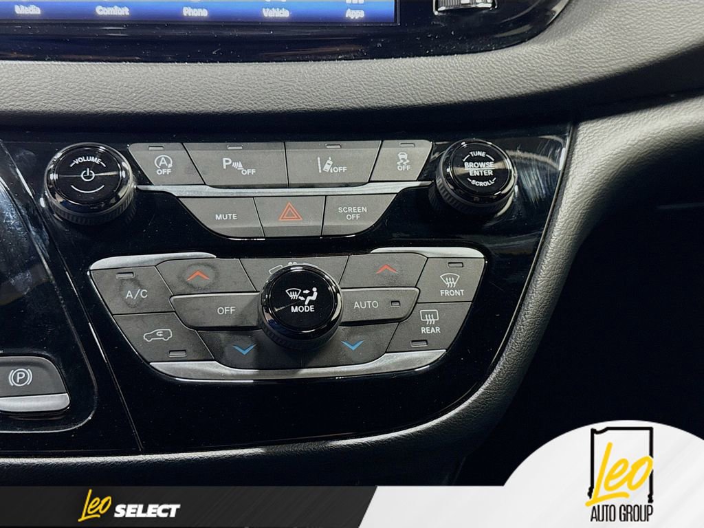 Used 2025 Chrysler Pacifica Select FWD image 18