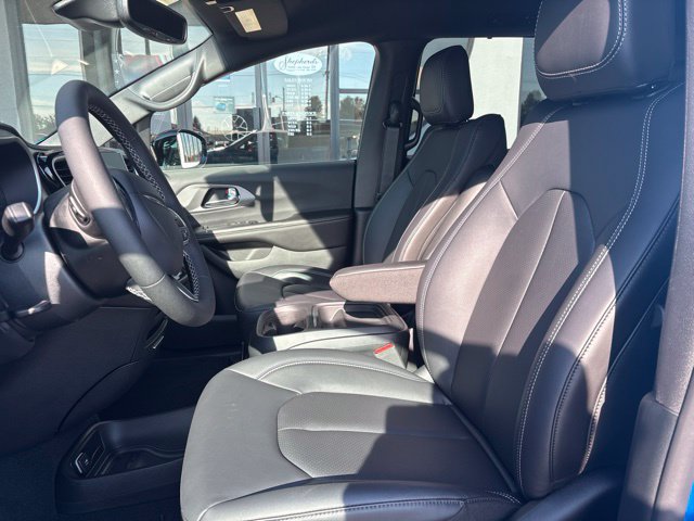 New 2027 Chrysler Pacifica Select FWD image 4