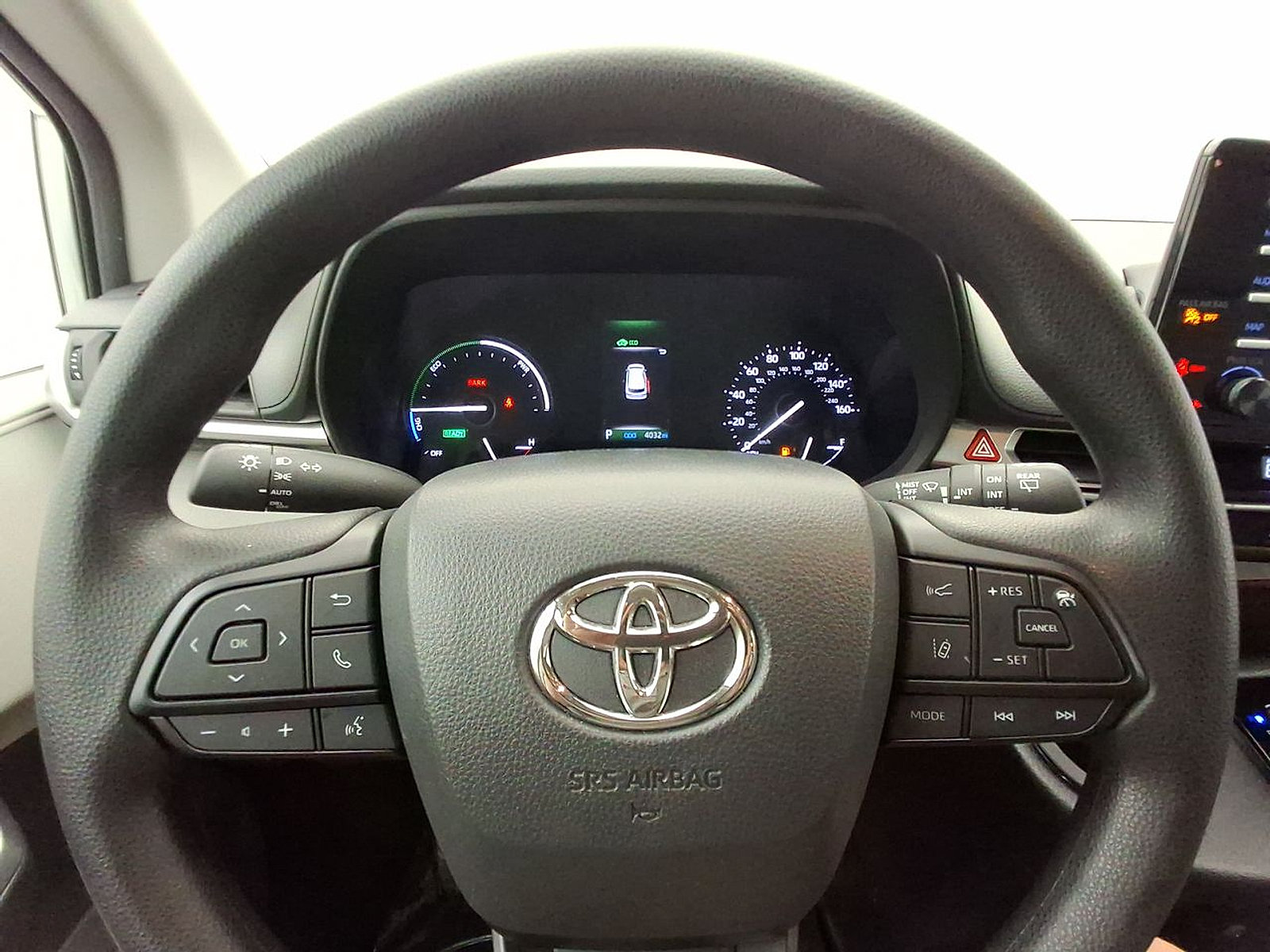 Used 2024 Toyota Sienna LE FWD image 19