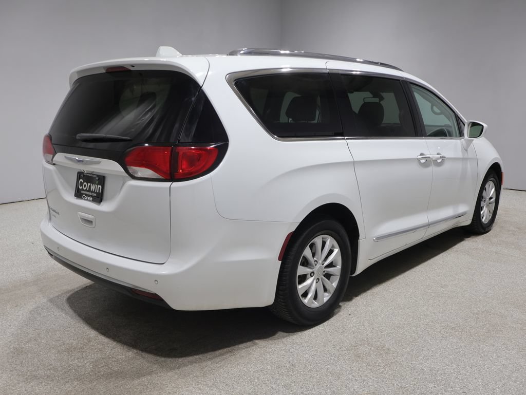 Used 2018 Chrysler Pacifica Touring-L Plus FWD image 2