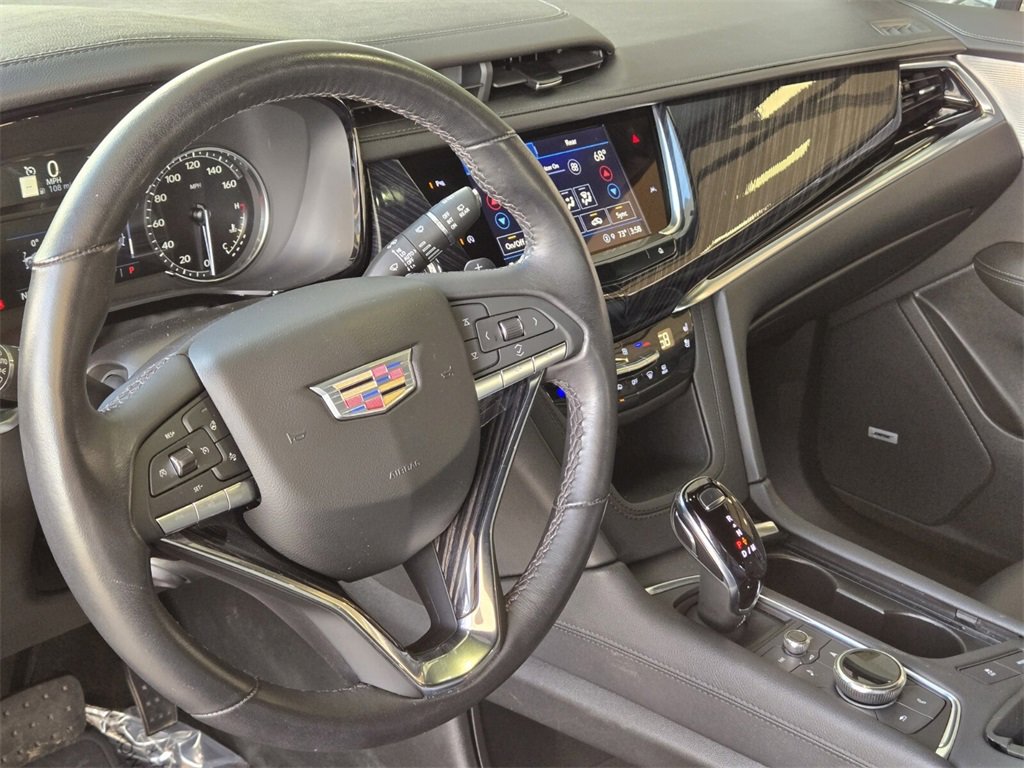 Used 2025 Cadillac XT6 Premium Luxury image 11