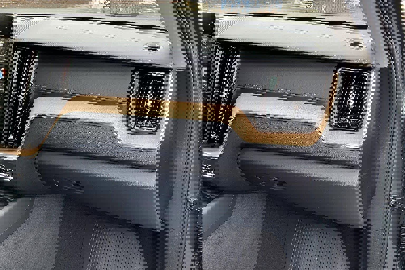 New 2026 Volvo XC60 B5 Ultra w/ Climate Package image 28