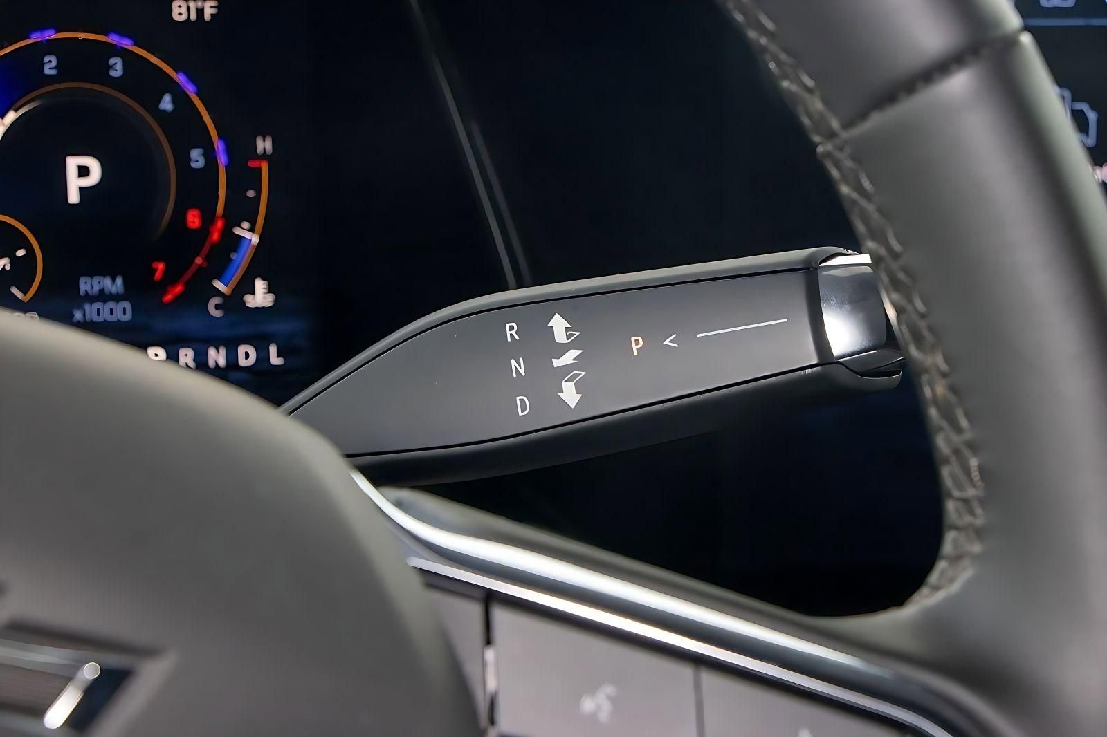 Used 2025 Chevrolet Suburban Z71 image 34