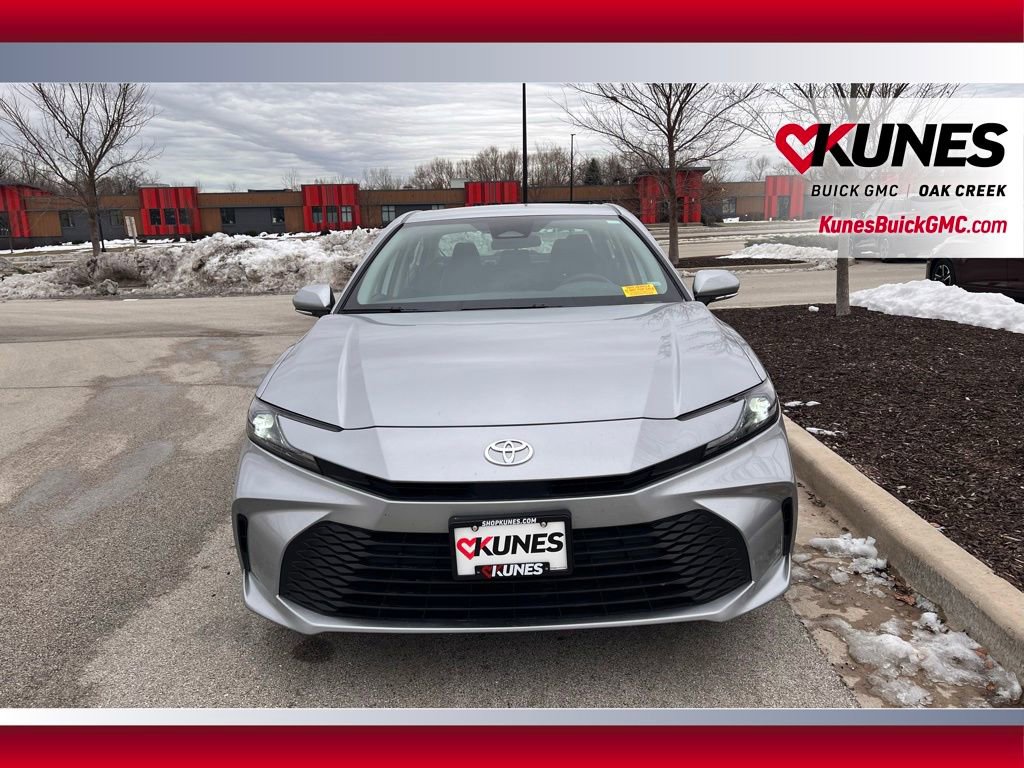 Used 2025 Toyota Camry SE image 3
