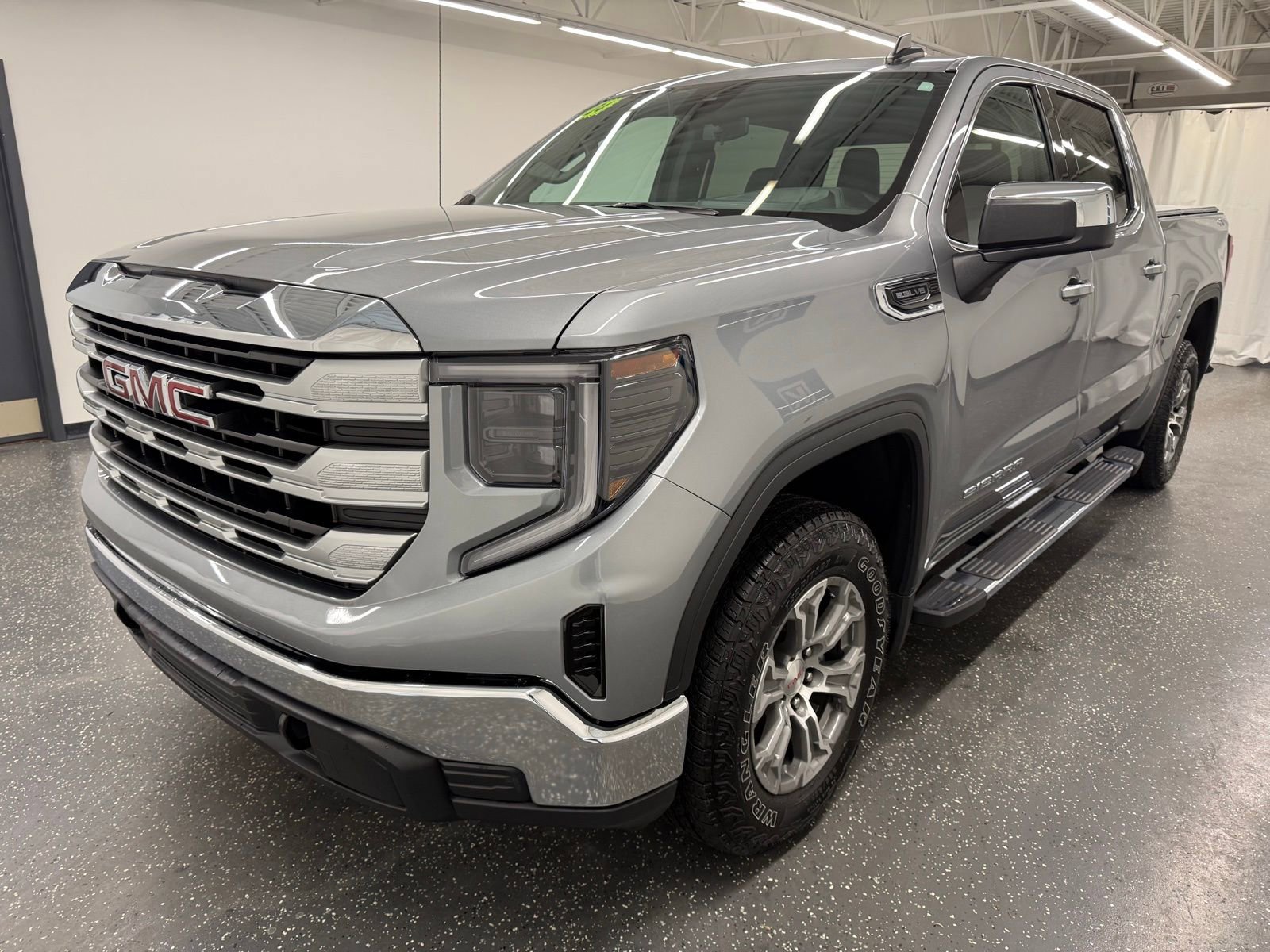 Used 2024 GMC Sierra 1500 SLE w/ Preferred Package image 4