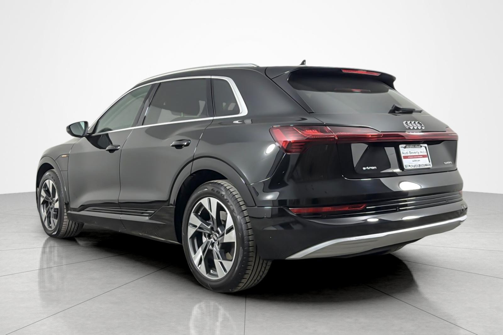 Used 2023 Audi e-tron Premium Plus w/ Premium Plus Package AWD/4WD image 3