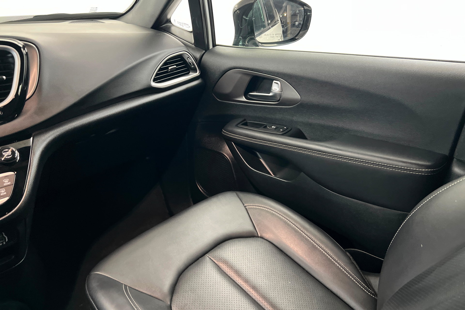 Certified 2025 Chrysler Pacifica Select FWD image 10