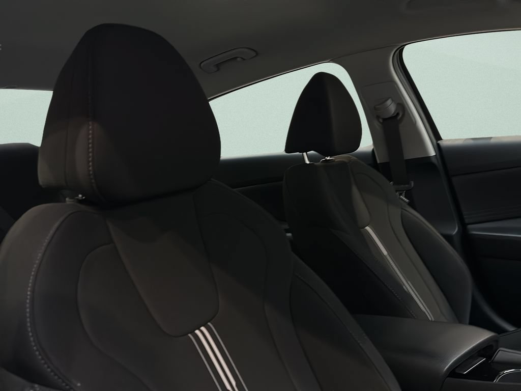 Certified 2025 Hyundai Elantra Hybrid FWD image 17