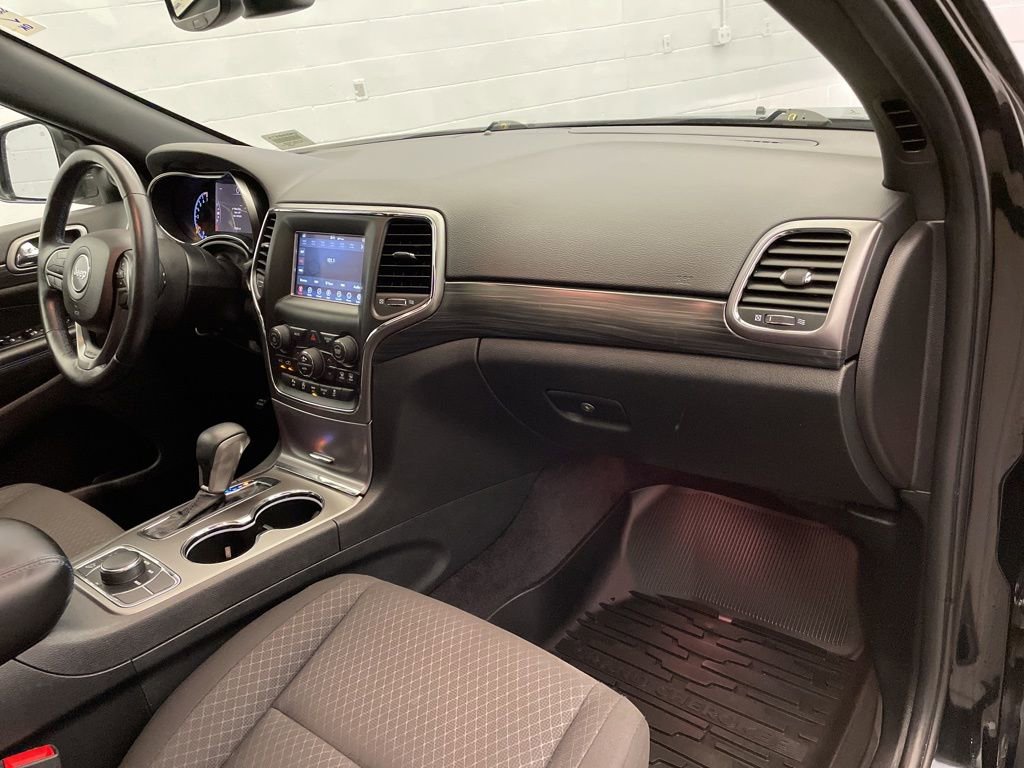 Used 2019 Jeep Grand Cherokee Laredo AWD/4WD image 34