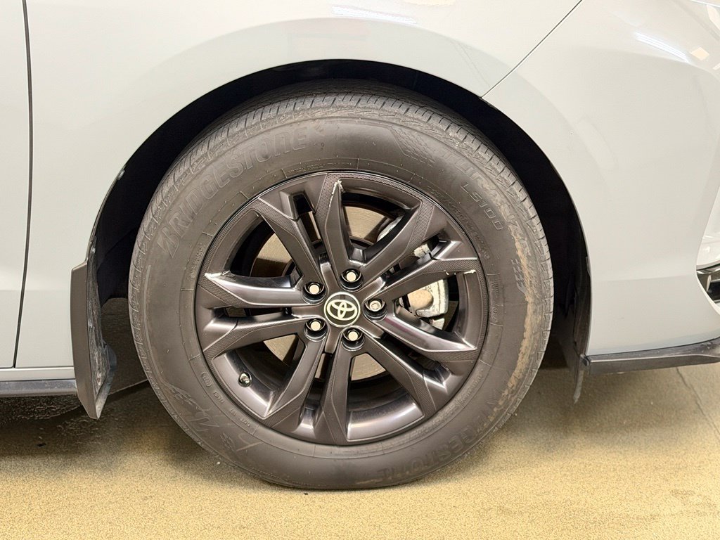 Used 2024 Toyota Sienna XSE w/ XSE Premium Package AWD/4WD image 4