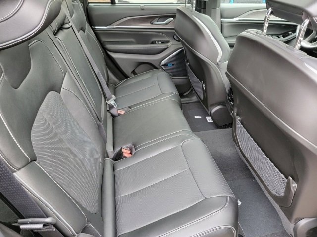 Used 2023 Jeep Grand Cherokee Overland w/ Luxury Tech Group IV AWD/4WD image 20