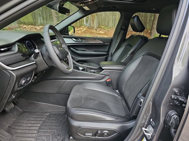 Used 2025 Jeep Grand Cherokee Altitude AWD/4WD image 9