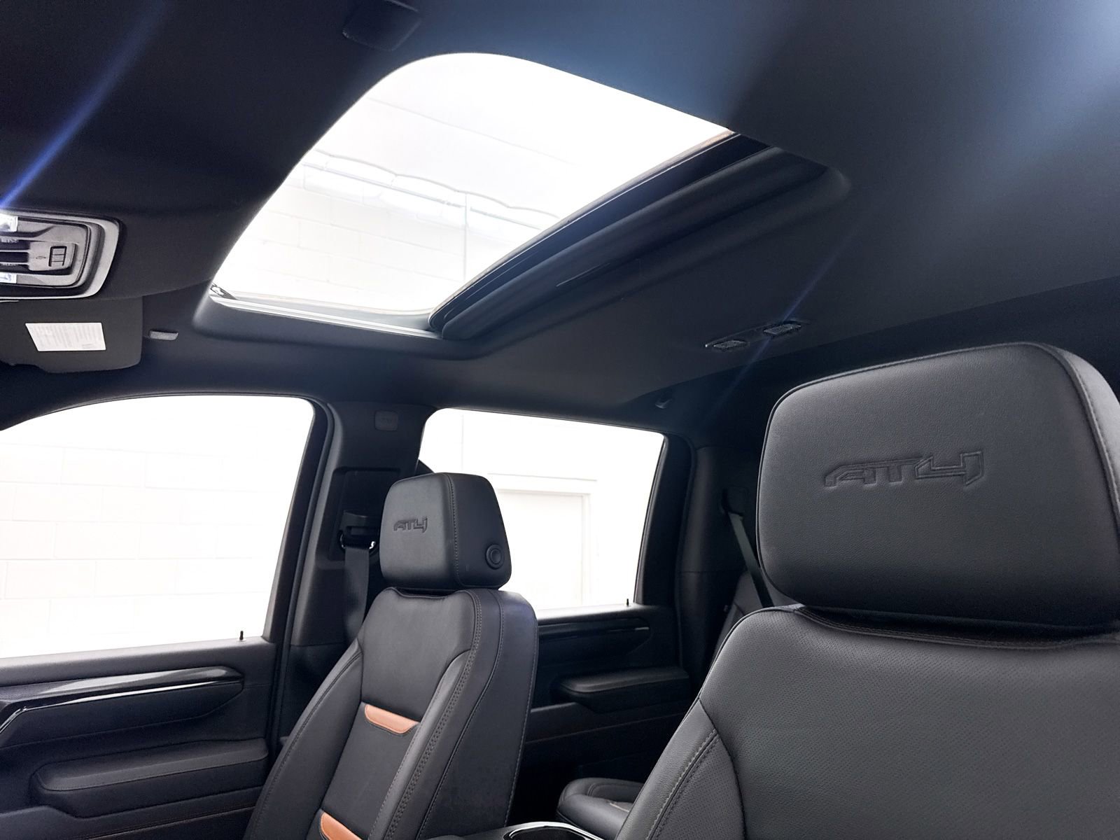 Used 2025 GMC Sierra 2500 AT4 w/ AT4 Premium Plus Package AWD/4WD image 3