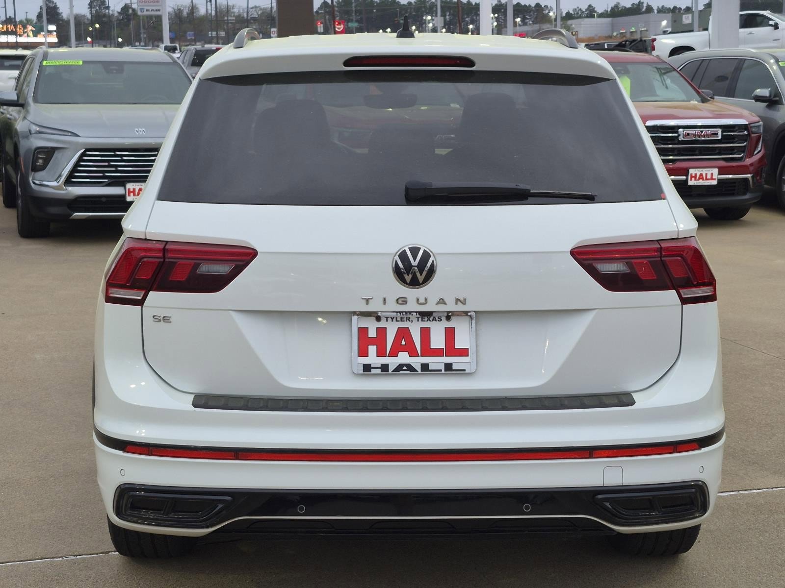 Used 2022 Volkswagen Tiguan SE R-Line FWD image 5